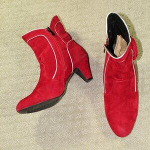 GORGEOUS!! Sofwear Women's Sz 9M Red Micro Suede with Silver Piping Ankle Boots